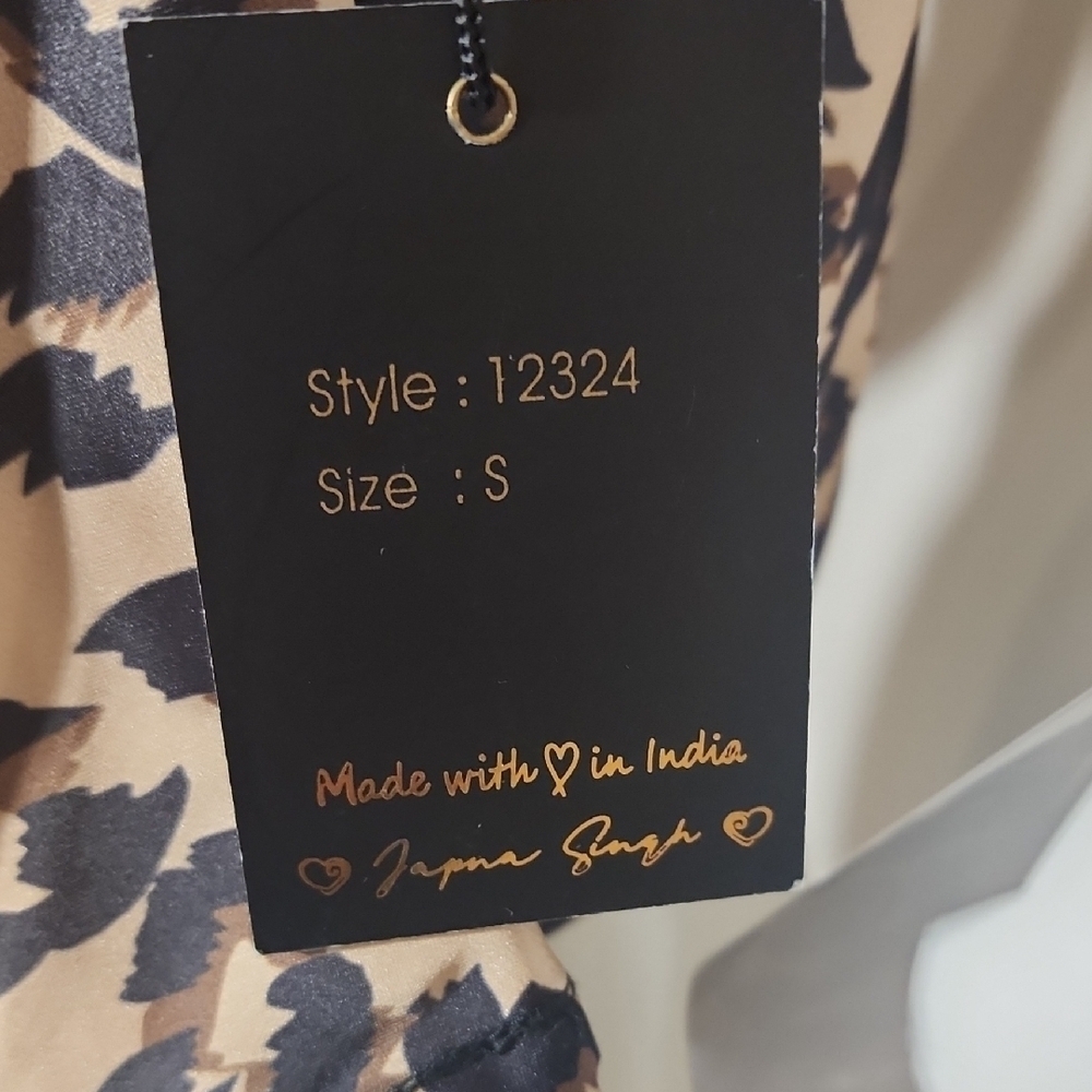 Leopard Print Sleeveless Blouse - Picture 7 of 8